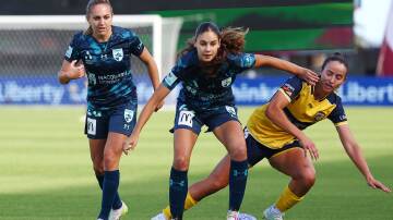Shellharbour junior Indiana Dos Santos (centre) and Figtree junior Mackenzie Hawkesby (left) combined for Sydney FC's goal in the first leg of their A-League Women's semi-final against the Mariners. Picture - Jeremy Ng/Getty Images