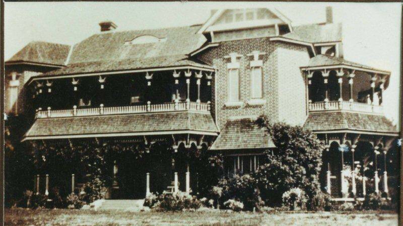 Burnima Homestead circa 1905. In 2015, the owner of the home, Steve Rickett, pointed to part of the front of the house and said: “On a full moon the light shining off the windows makes this part of the house resemble a frowning, contorted mouth.”