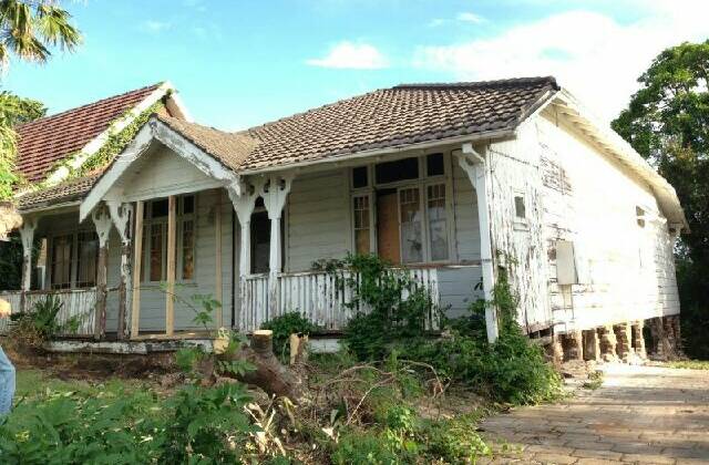DERELICT: The home in 2013, prior to being moved. The Barretts purchased the Crown Street, Wollongong property in 2012. Picture: Supplied